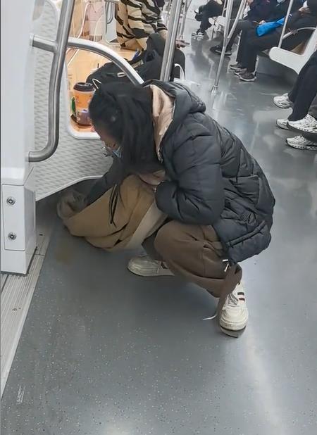 苏州一女乘客打翻奶茶后用围巾擦地，地铁：准备了新围巾和大礼包

一条围巾的使命通