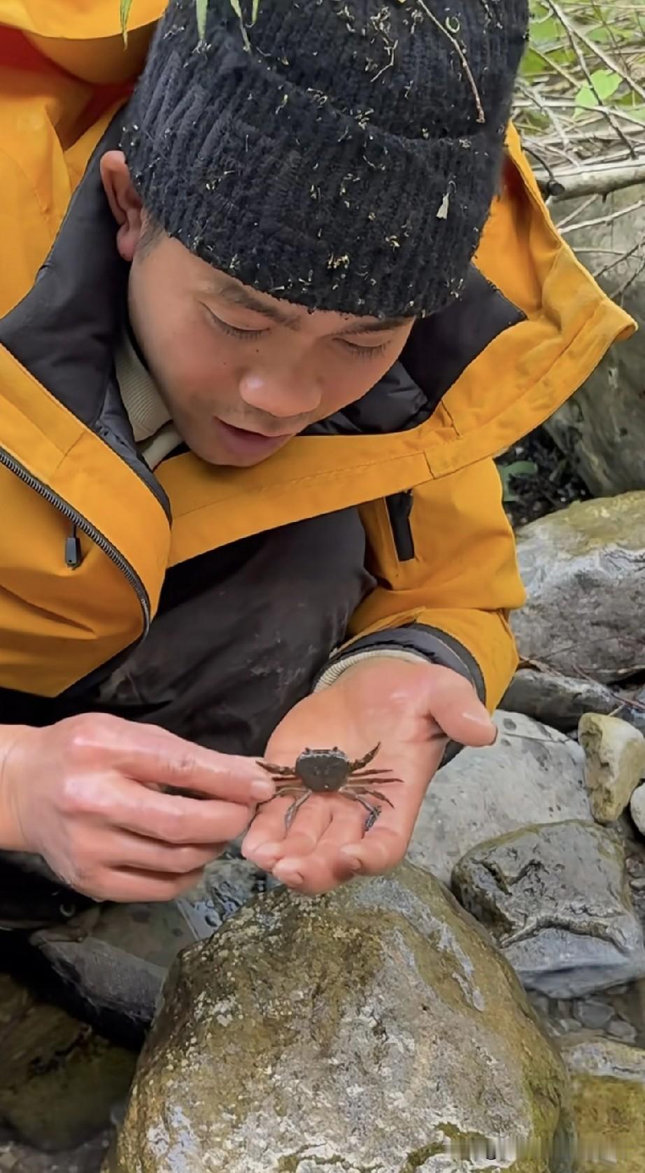 荒野求生抓螃蟹，下一秒直接塞嘴里了！
 
这段野采视频，给我看愣了——荒野求生小