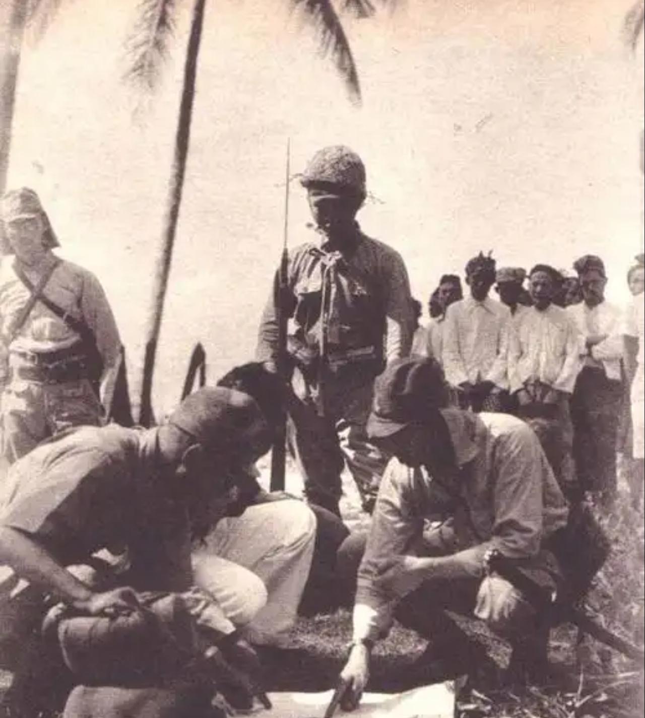 这张泛黄老照片记录了第二次世界大战太平洋战场的侵略史实，拍摄时间约1942年，地