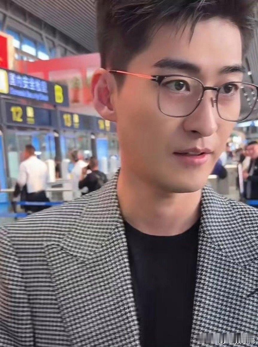 机场偶遇张翰，戴着眼镜，清爽干净，儒雅有型，毫无油腻之气。 ​​​