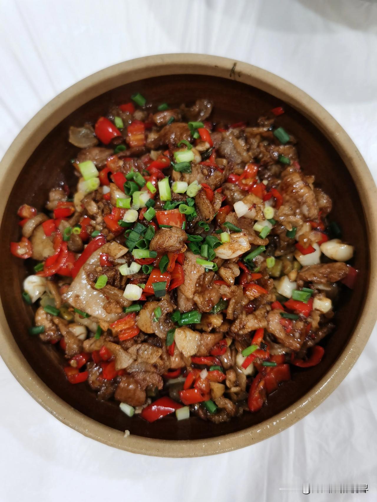 这道菜叫做：土家菜捞猪肉，是我们在韶山点的农家菜里最不辣的一道菜，我们直接拌米饭