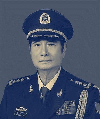 张万年访问美国时，一位美陆军司令激动地一把抱住了他。在场人士先是愣了一下，随后大