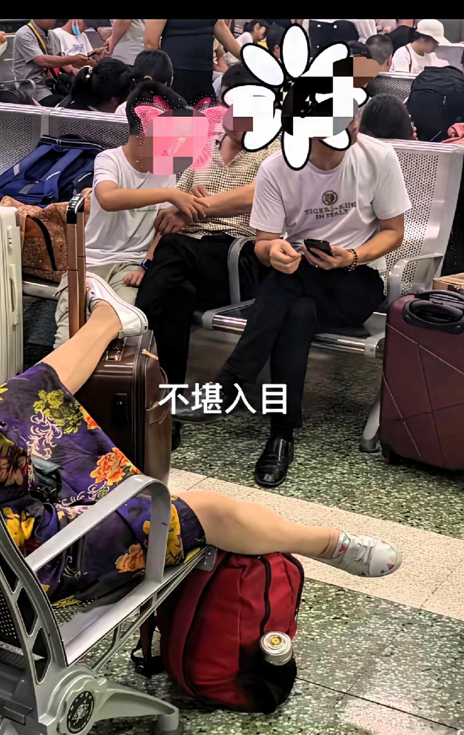 没素质没教养！
你以为是你家客厅啊！为所欲为！
简直不堪入目！大姐别忘了自己是在