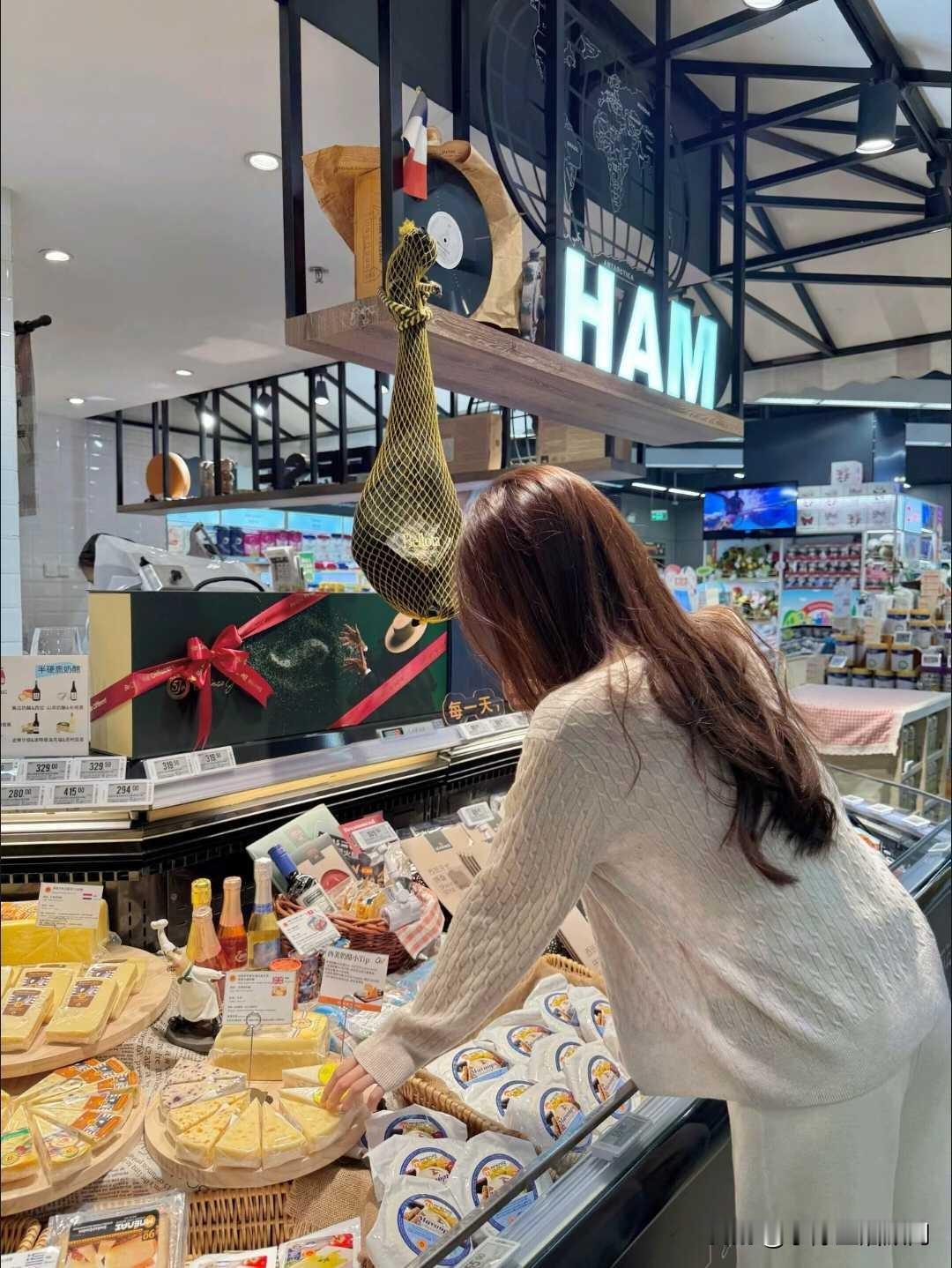 中午不想吃饭，就来超市捡点甜食好了[泪奔]