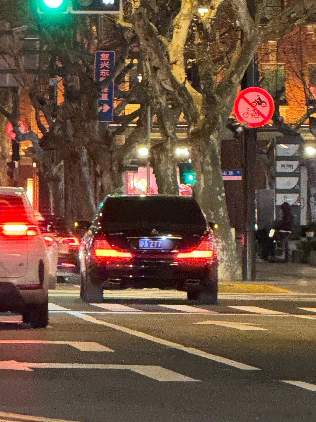 路遇沪AZ神车，应该是辆62S，气场无敌[666] ​​​