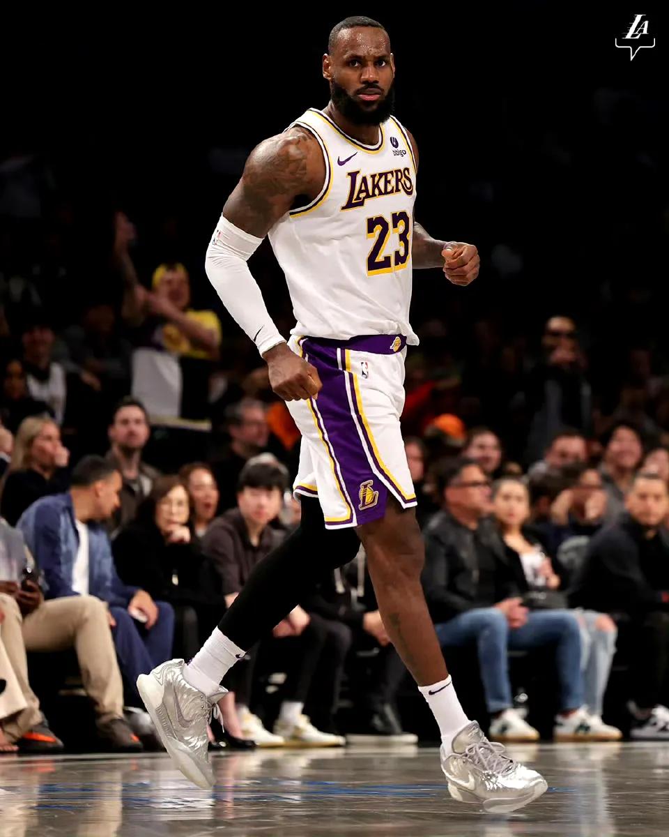谈到还会打多久的NBA
詹姆斯说：不会特别长了…
老詹这种级别的球员退役与否全看