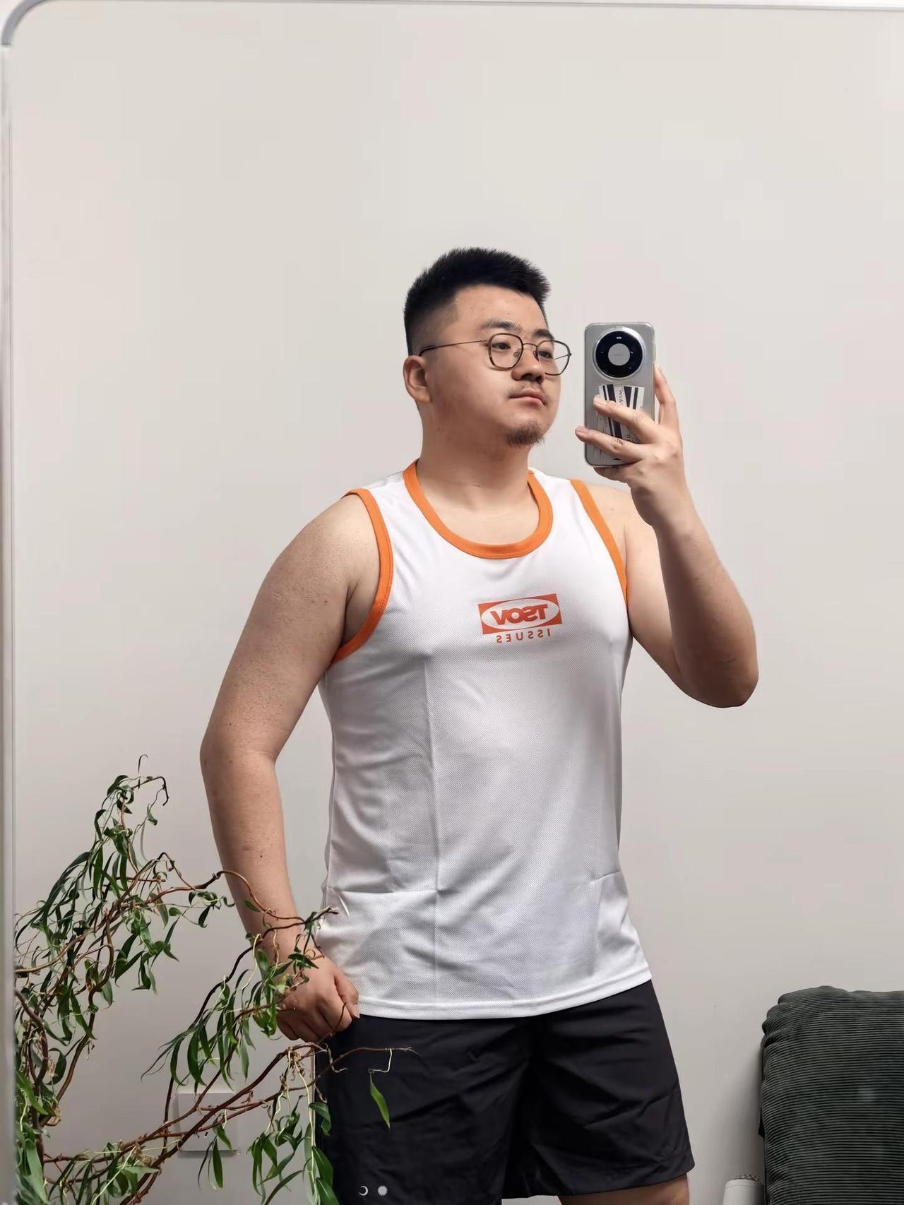 背心变装有没有想看的。TSOV 健身无不良影响 胖胖男生 背心在这买：@李柴全