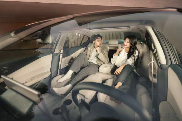 东风日产这波转型太猛！新天籁12.99万起，全系给鸿蒙座舱5，舒适度升级还带终身