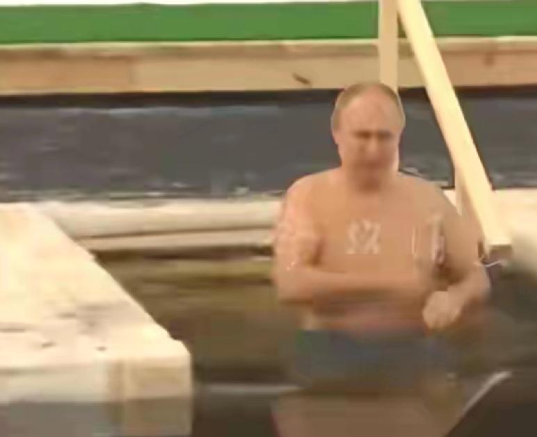 普京在严寒中跳入冰窟进行洗礼庆祝主显节，这画面太震撼了。主显节在东正教里意义重大