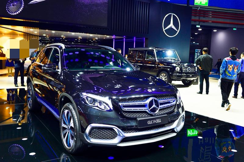 公司里面面的副总知道我比较懂车，
问我他今年想买一台SUV，看中了宝马X3和奔驰