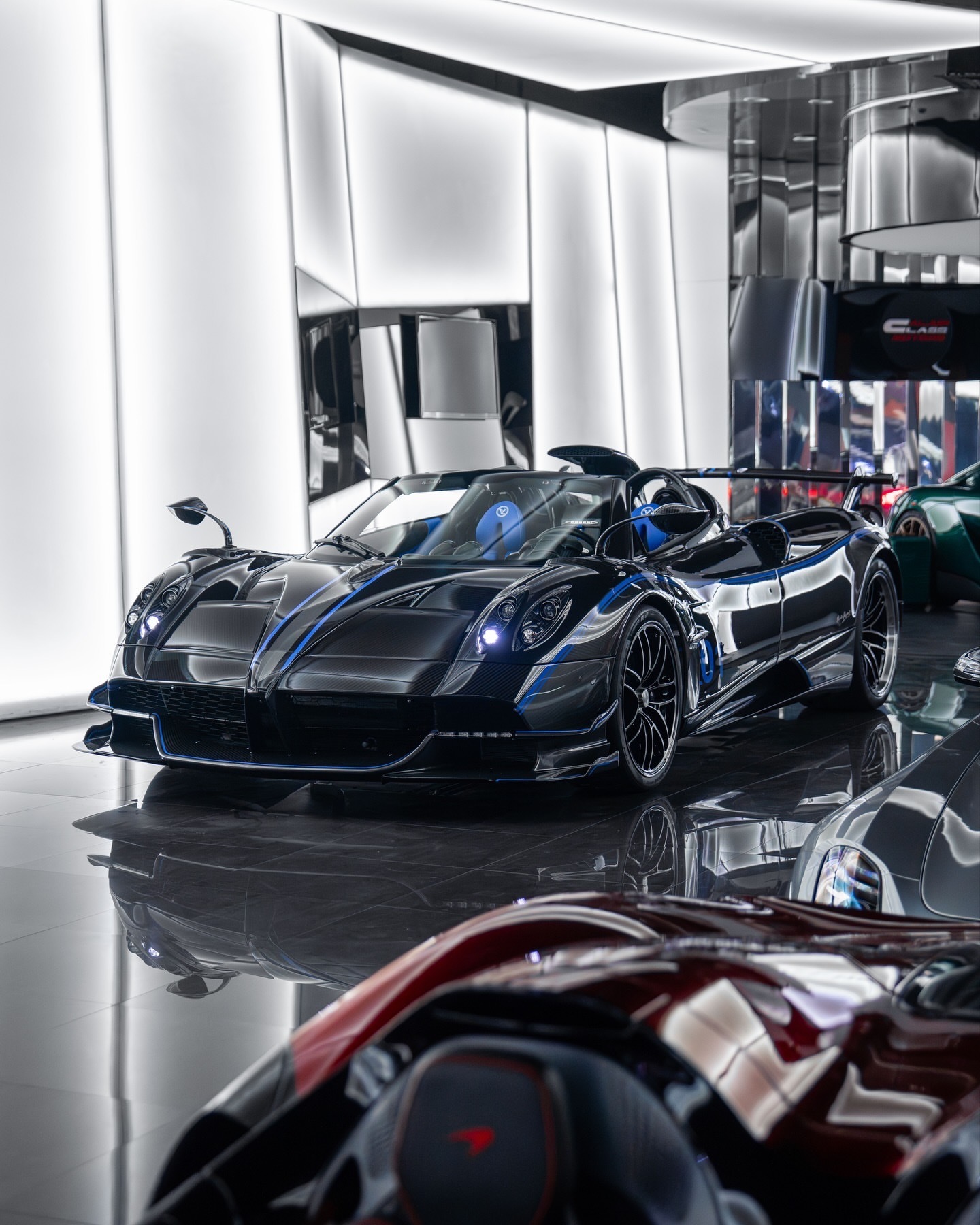 帕加尼Huayra Roadster BC在光线下仿佛栩栩如生的碳纤维，蓝色点缀