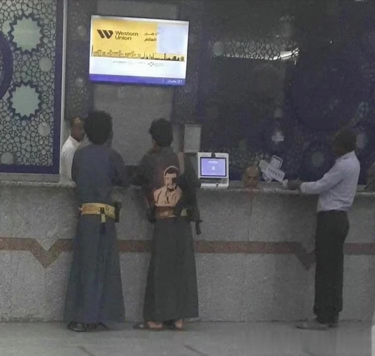 也门，
与世界上绝大多数国家不同，也门人在进入银行办理业务是允许携带个人武器的.