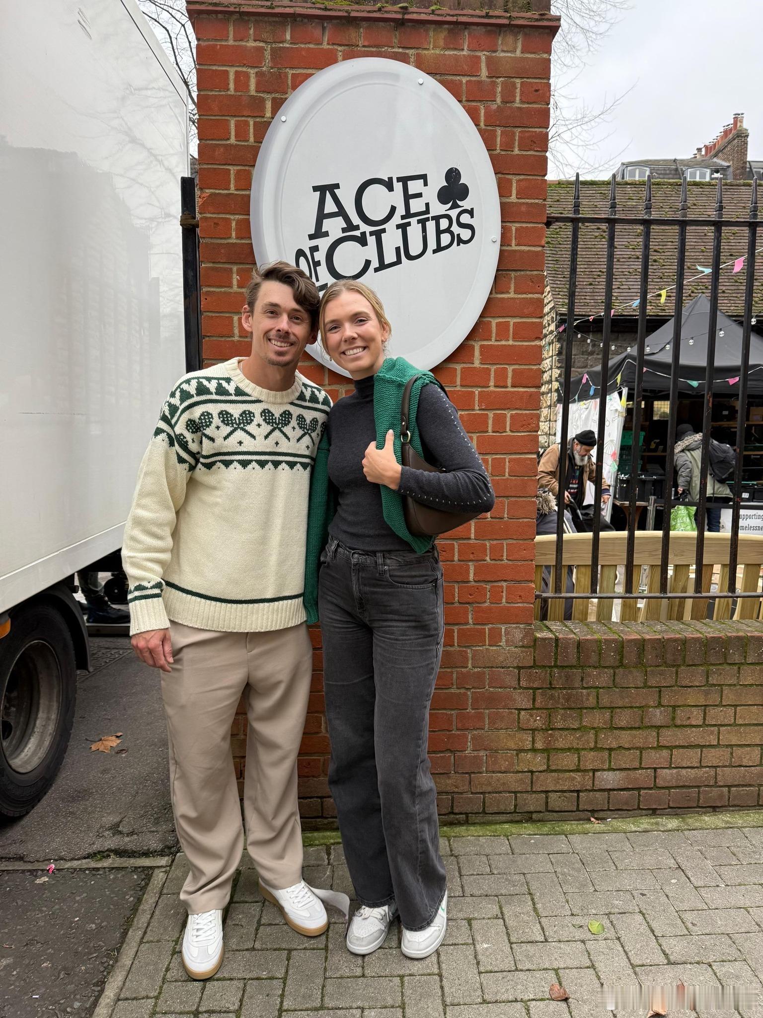 人美心善德米纳尔和博尔特在圣诞节期间去一家慈善机构度帮助分发餐食，并为无家可归者