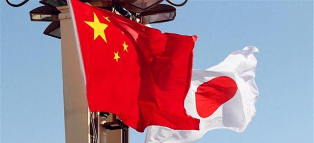 给困难户送温暖，推门却见满院大锦鲤，柜子上还明晃晃供着五粮液，这场面你敢信？
