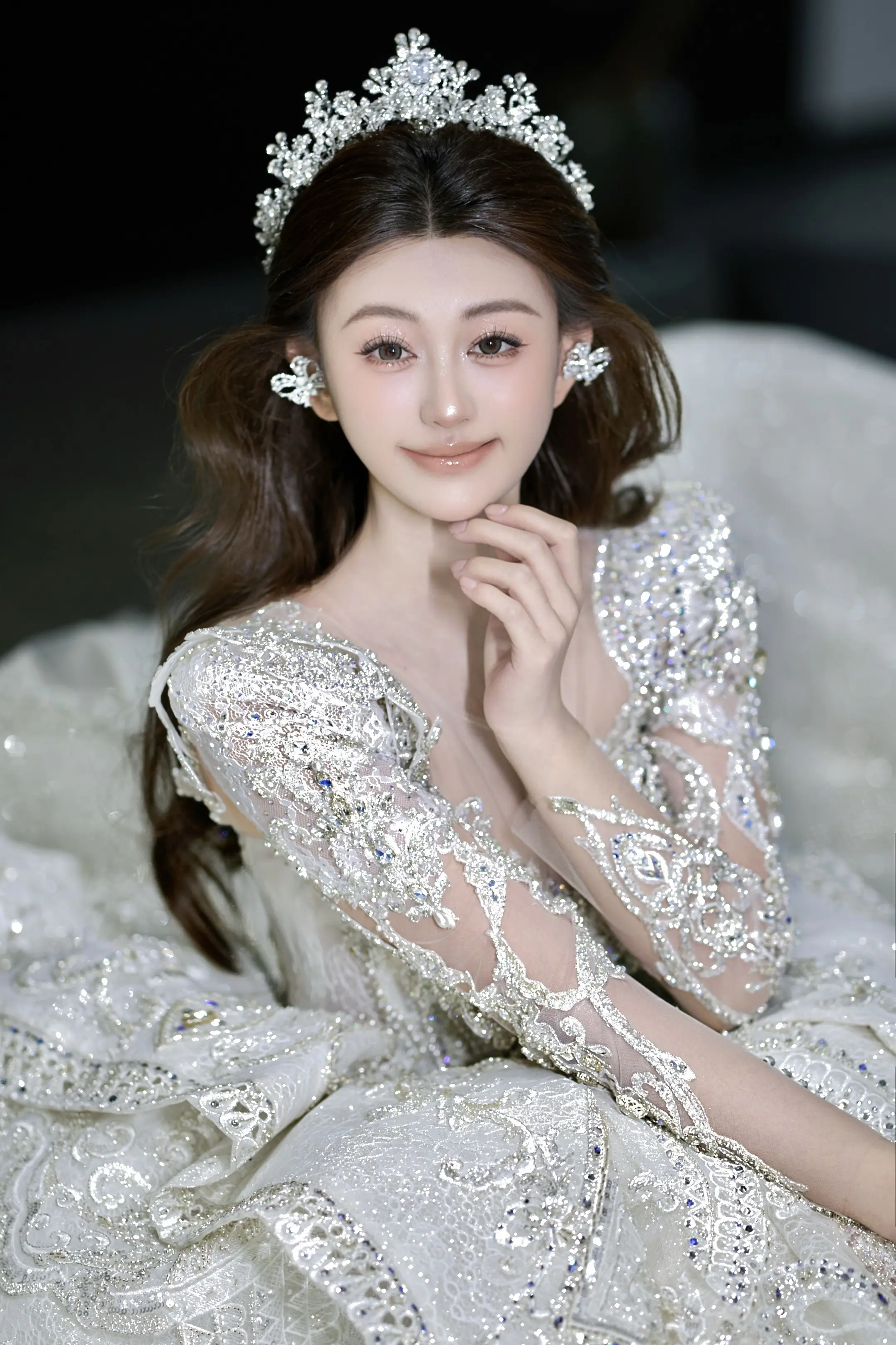 重工婚纱配散发造型也超美的。商丘跟妆