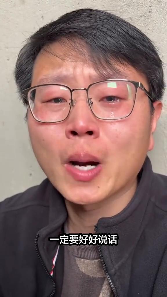 跟妈妈说话的时候一定要好好说话。天再高不能压太阳，儿再大不能压母亲。妈妈再不好，