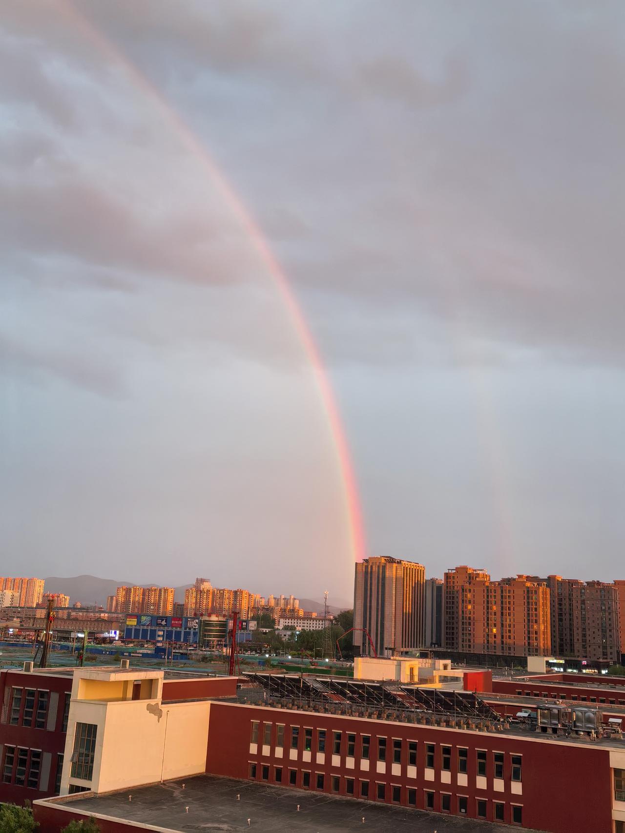 哇，见到彩虹啦！真好！它就像雨后天空最美的礼物，让人心情瞬间就明亮起来了。希望这