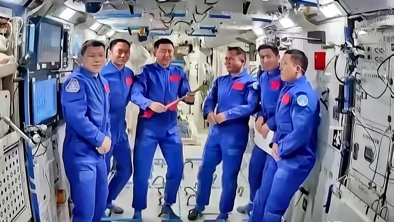 说到这两天最让人揪心的事，
估计大家心里想的都是同一件——神舟二十号的三位航天员