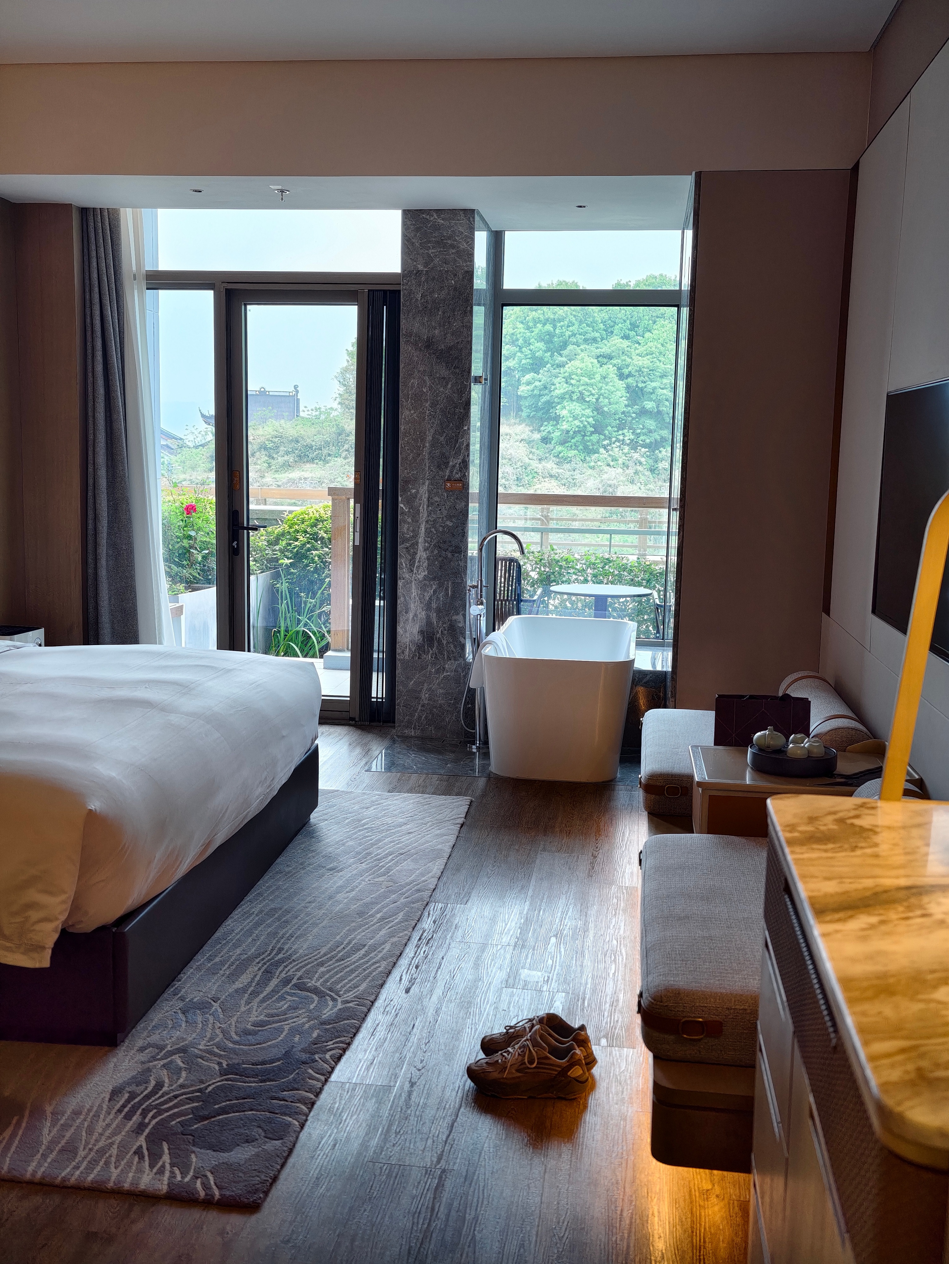 入住宁波东钱湖酒店，可惜阴天。今晚见证极氪8X正式上市，猜猜价格多少 