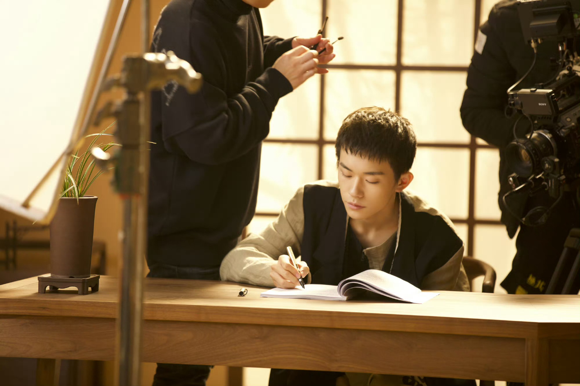 今天我们来参观严迪的书房易烊千玺电影惊蛰无声四字 易烊千玺 yyqx 四字弟弟