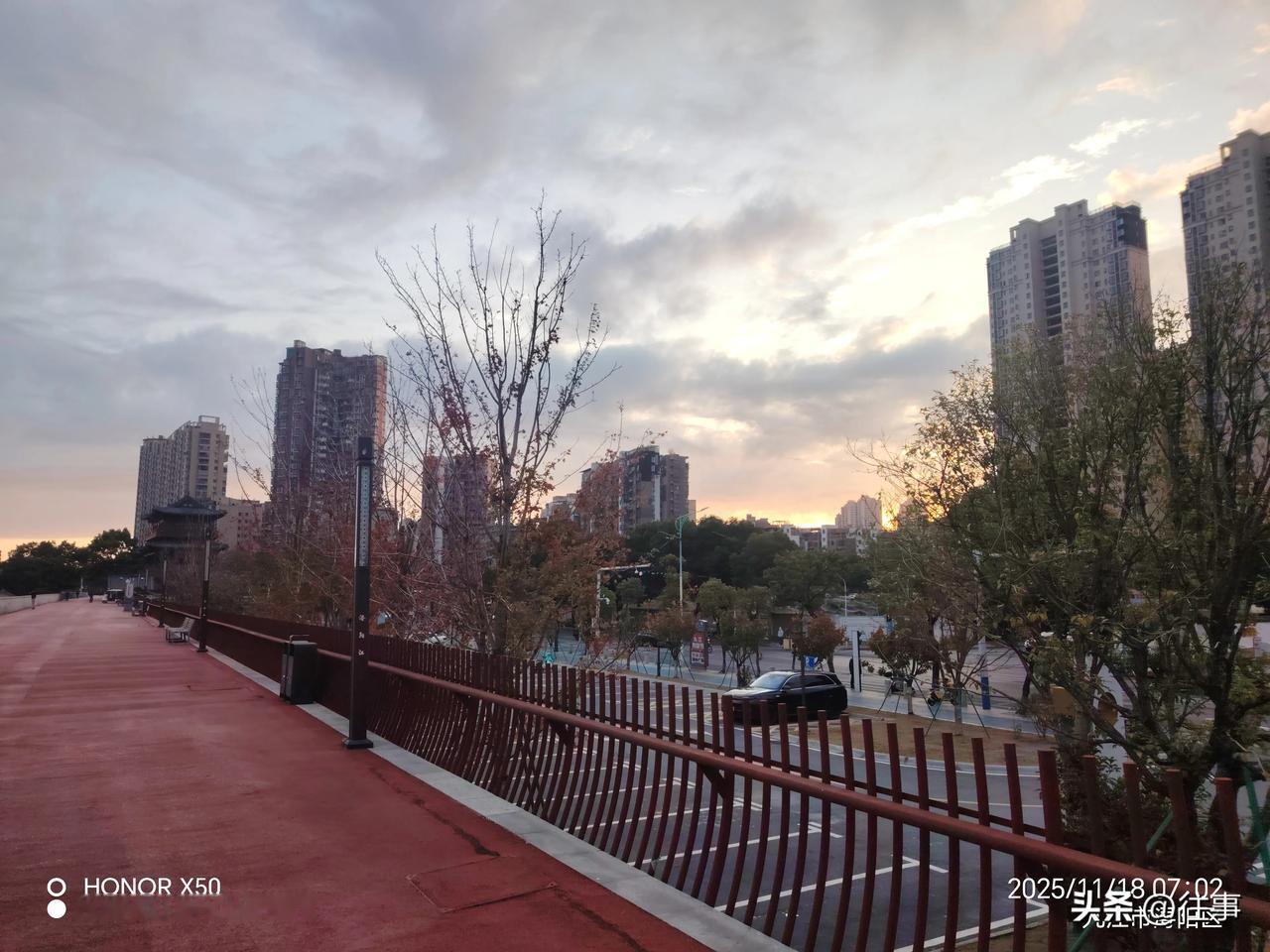 晒图笔记大赛长江岸边晨练打卡赏日出