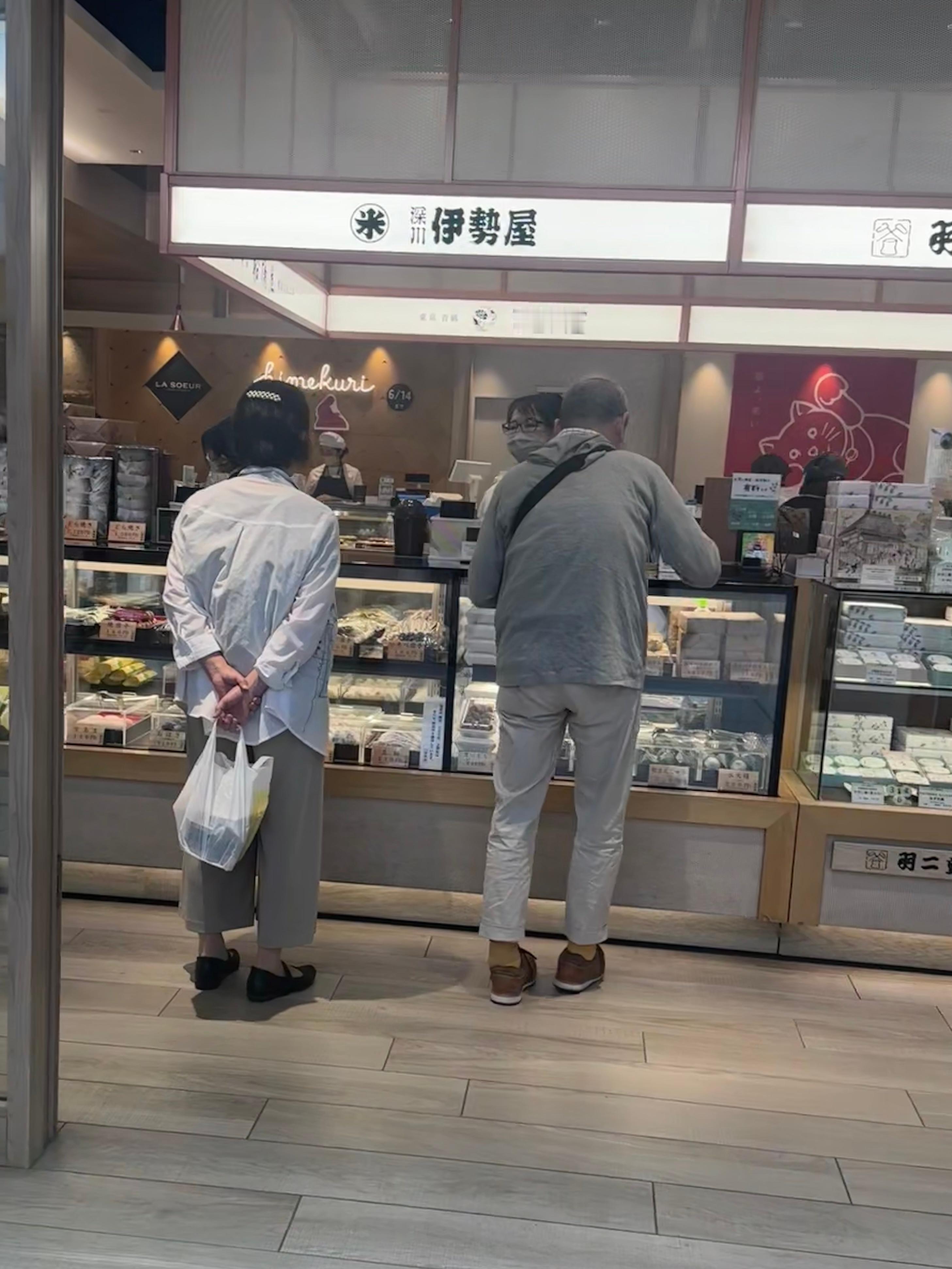 每次想吃甜食的时候我都会恶狠狠地告诉自己：不急。等我老了，老到再也不在乎这幅皮囊