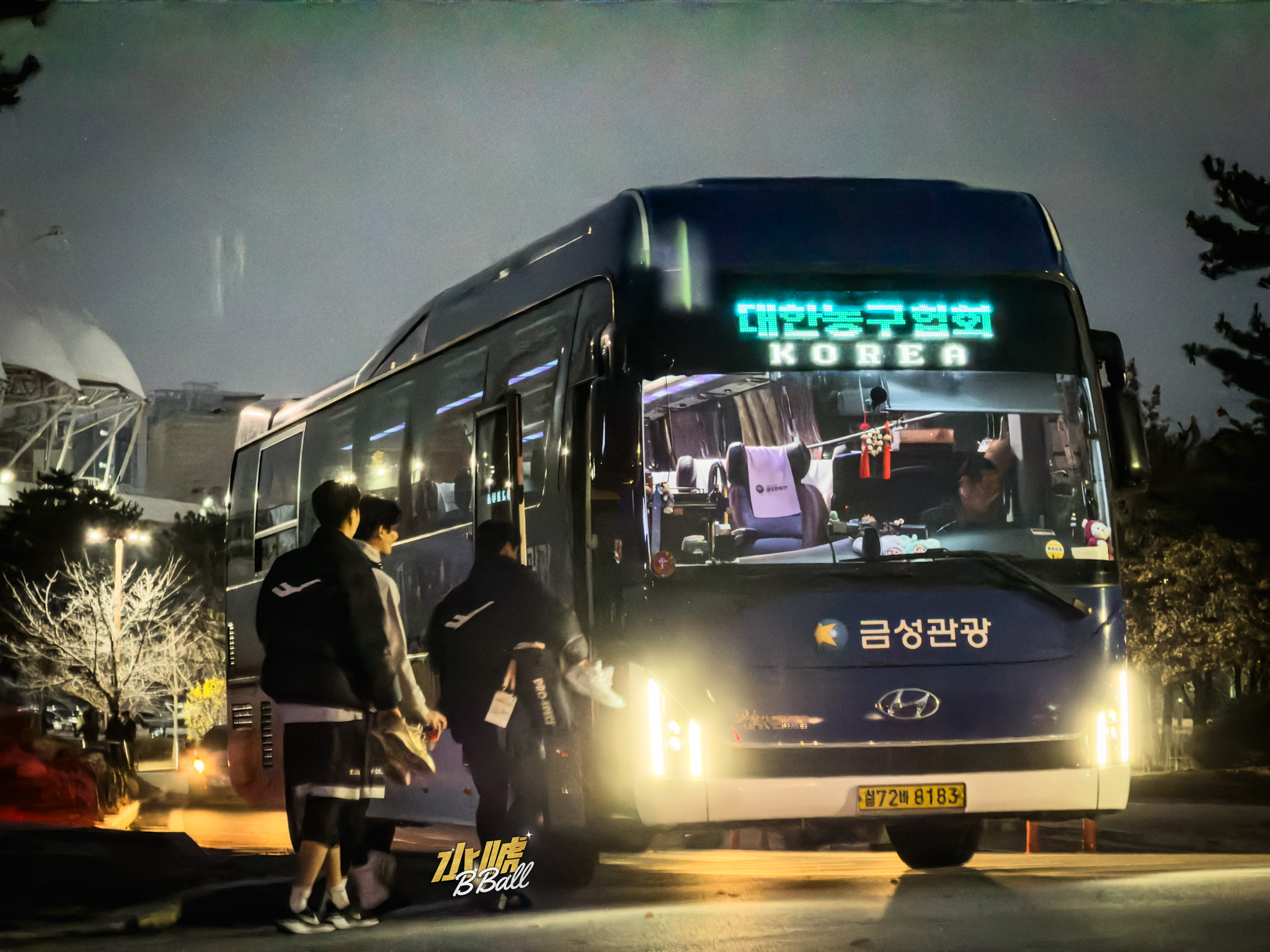 水唬篮球 因为住的酒店离场馆仅1公里于是决定晃去探个馆，领个证除了一路上连绵不断