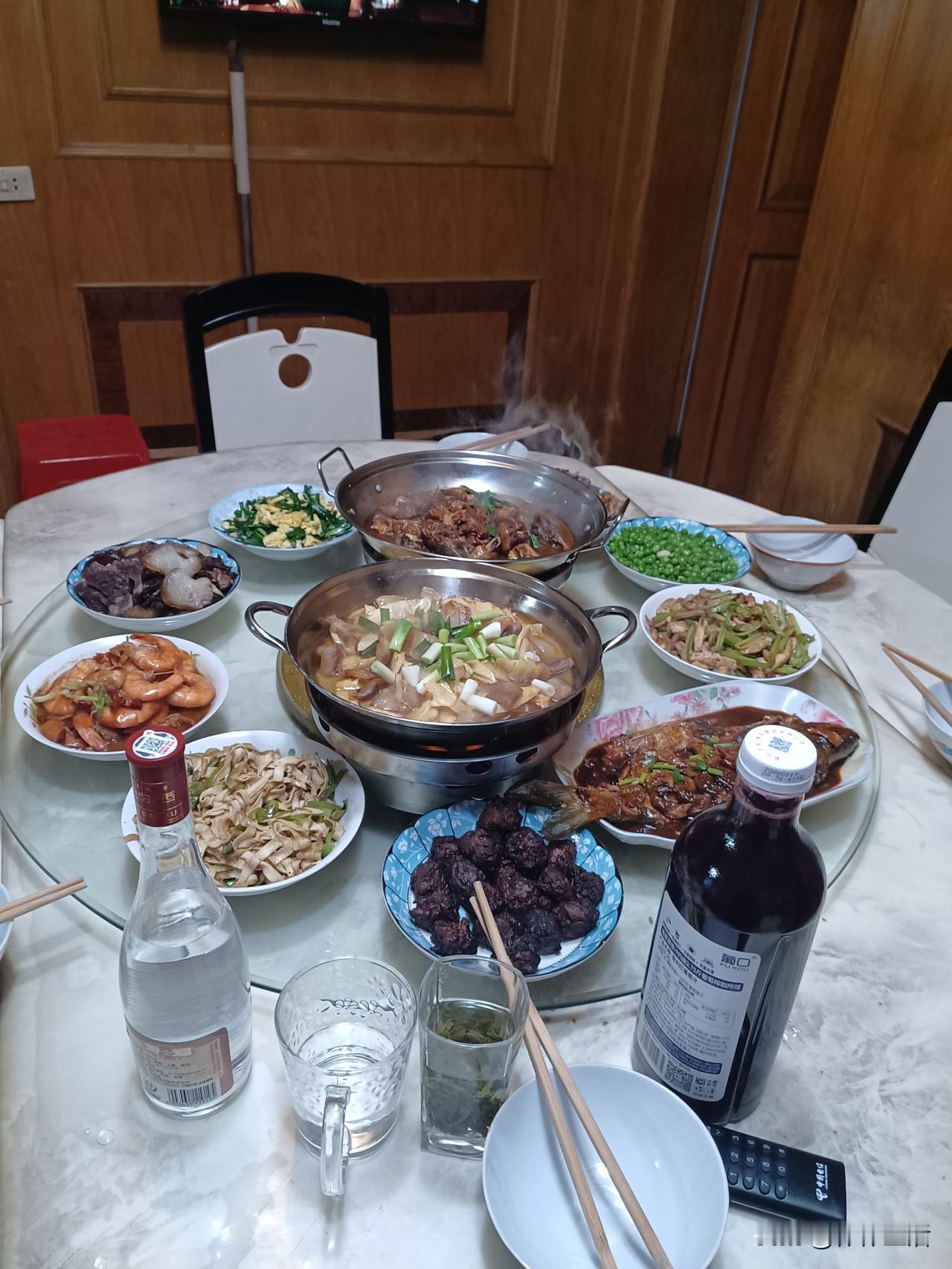 今天是大年三十，感觉年夜饭越来越简洁了，两个热锅，几个炒菜，舅舅给的咸鸭，还有烟