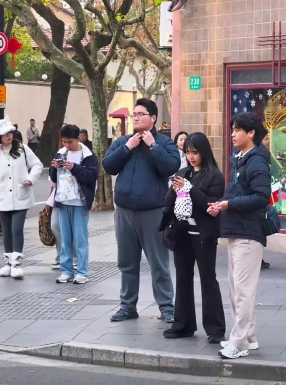 上海遇到了很懂它的韩国人。因为韩国人在上海出手大方，消费起来对他们而言毫无压力，