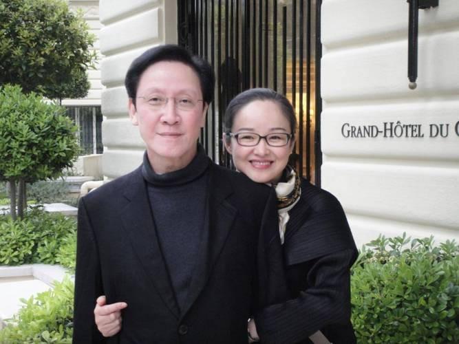 2014年，永盛电影公司掌舵人向华胜的告别仪式上，兄长向华强、嫂子陈岚赶来送别时
