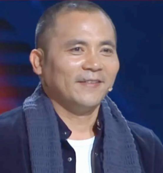 2012年，河南一名12岁贫困女孩，被校长收留免费读书，校长待她如亲生一般，谁知