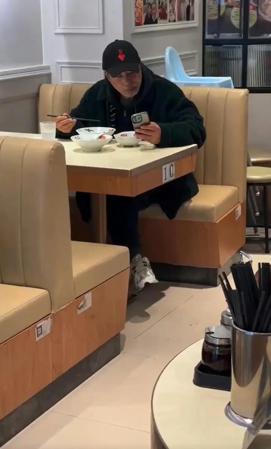 网友：茶餐厅内，对面这个人有点眼熟？ ​​​