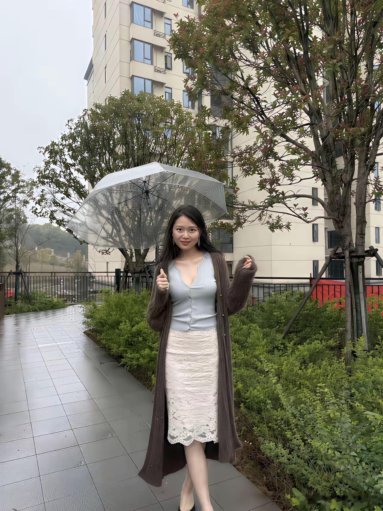 网友说：媳妇穿这样，按住不让出门 