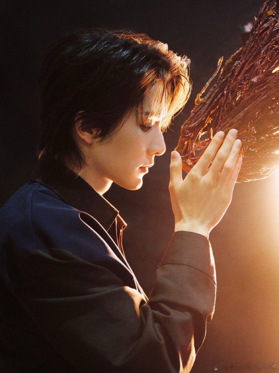 张新成 内娱第一组马年大片张新成马年大片绝了！黑色夹克内搭粉色，清爽又不失个性，