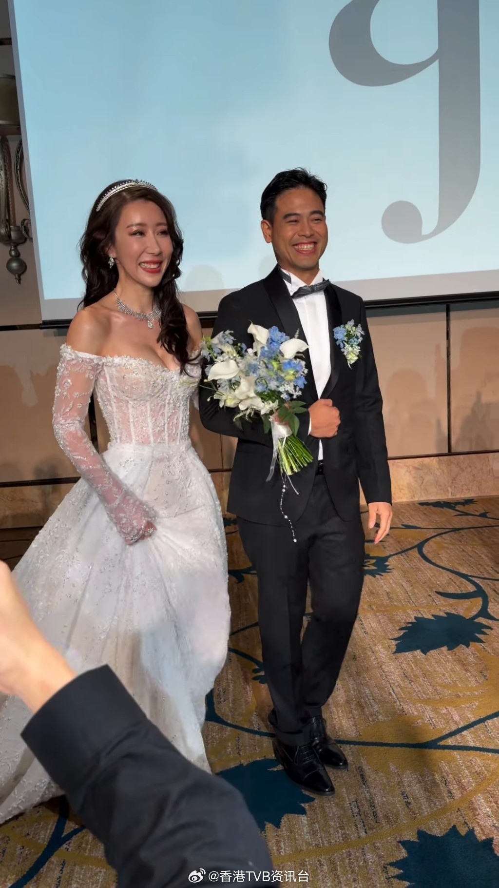 星岛：前“TVB咪神”陈婉衡五星级酒店婚宴曝光 一身金器“挂满流星锤”龙凤镯变“