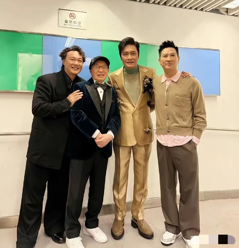 罗嘉良真不愧是三届视帝:最佳男主角，形象上是他是香港穿西装最帅的男人！

看一看
