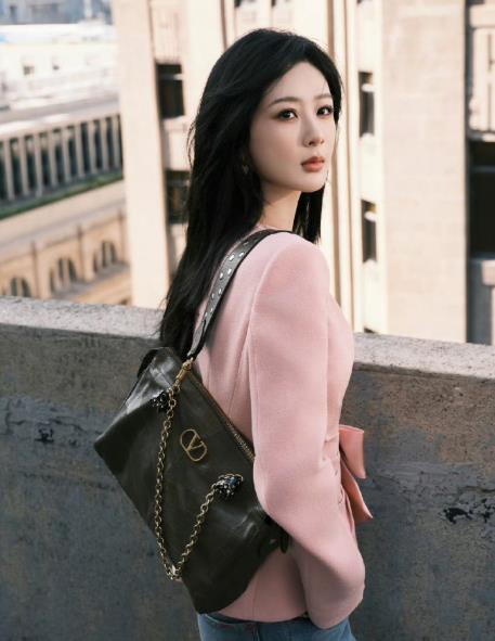 杨紫在罗马许愿池报身份证号 有媒体爆料，杨紫作为华伦天奴全球代言人参加罗马时装周