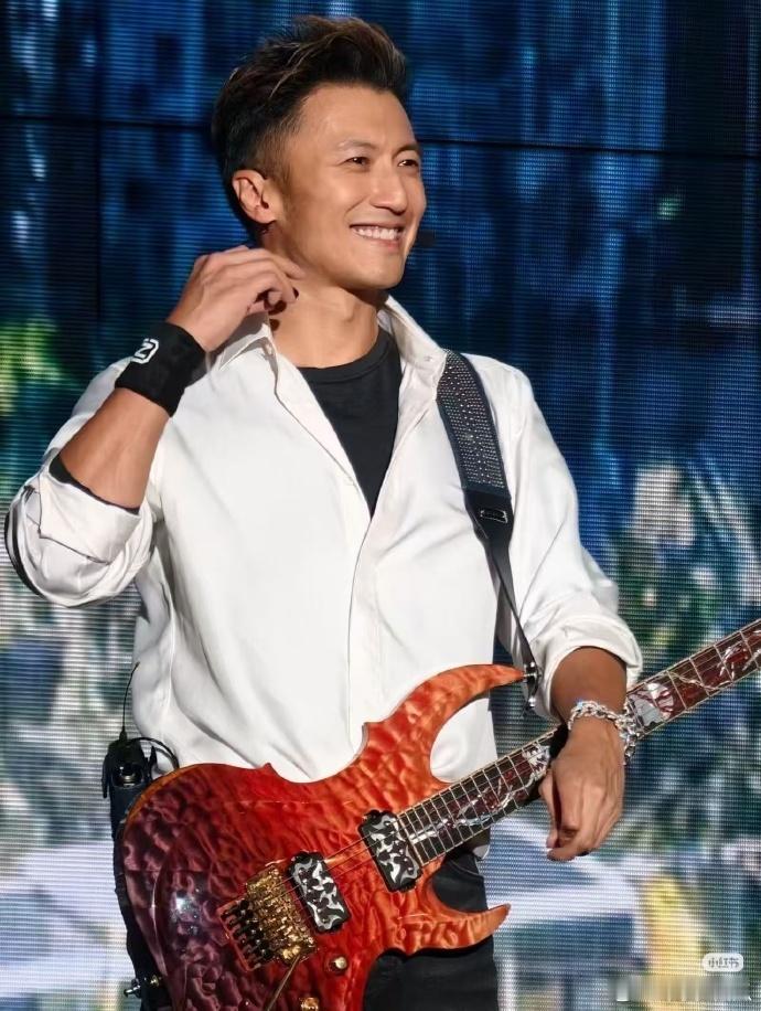 谢霆锋最权威的演唱会最低碳的通勤 北京街头偶遇谢霆锋骑车，风一样的男子，骑得飞快