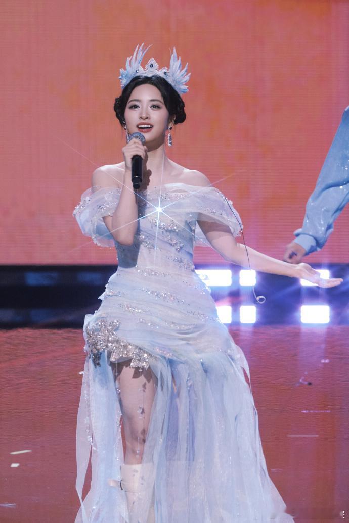 沈月吃了900多岁的盐庆历四年的记忆点太戳人！沈月的条件反射背书，让古盐烤鱼多了