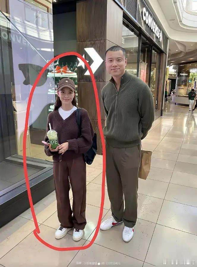 网友在商场偶遇一位女明星 