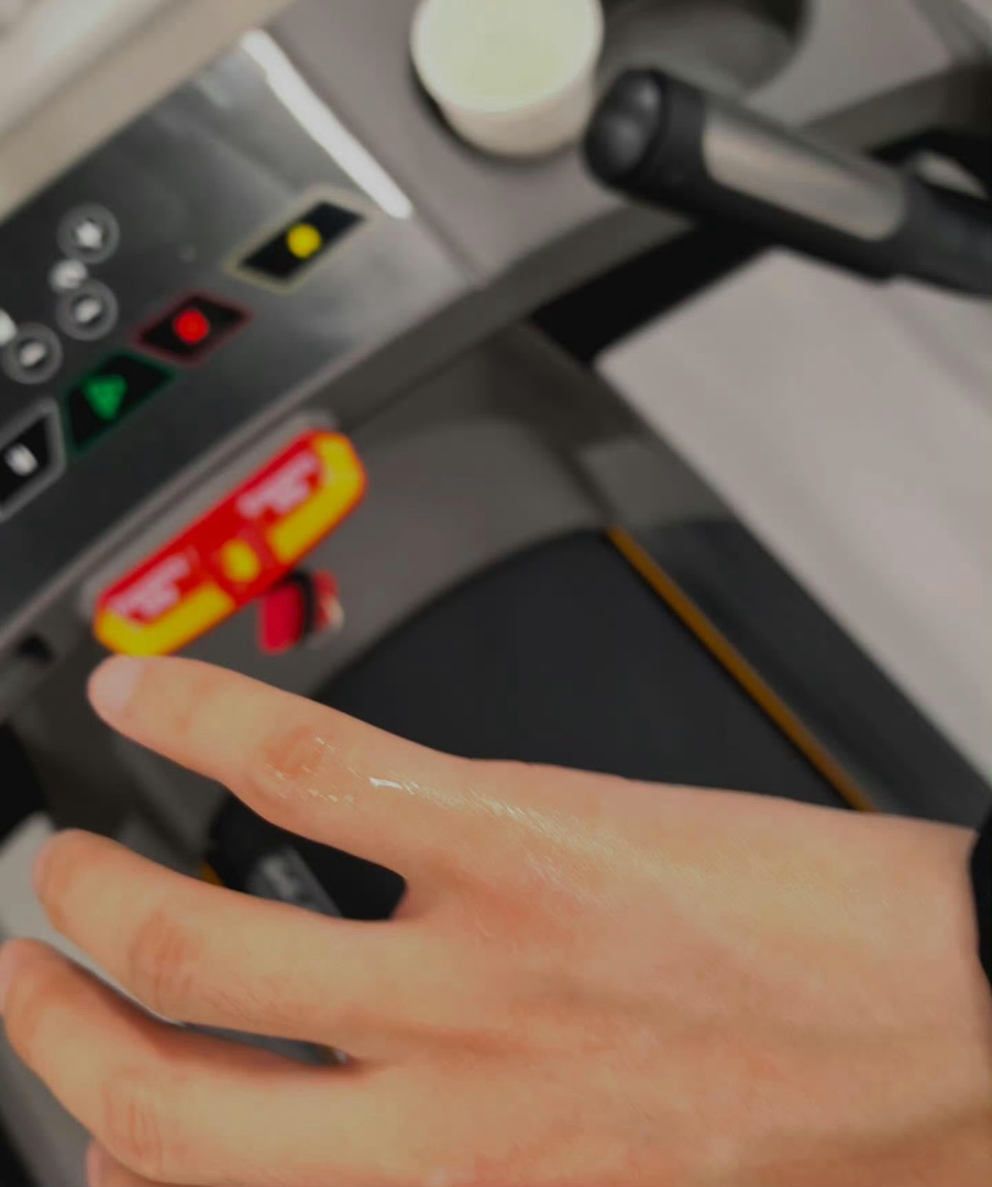 展轩ins更新展轩ins更新「不见面的日子」分享健身房对镜自拍照📸好自律！展轩