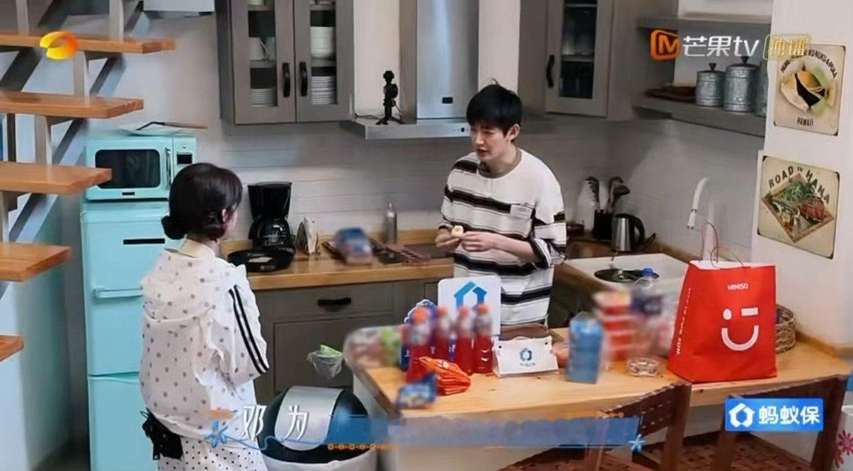 王可哭着跟周冬雨道歉邓为为什么要道歉花少这段好戳人！林依晨主动选择睡沙发，邓为和