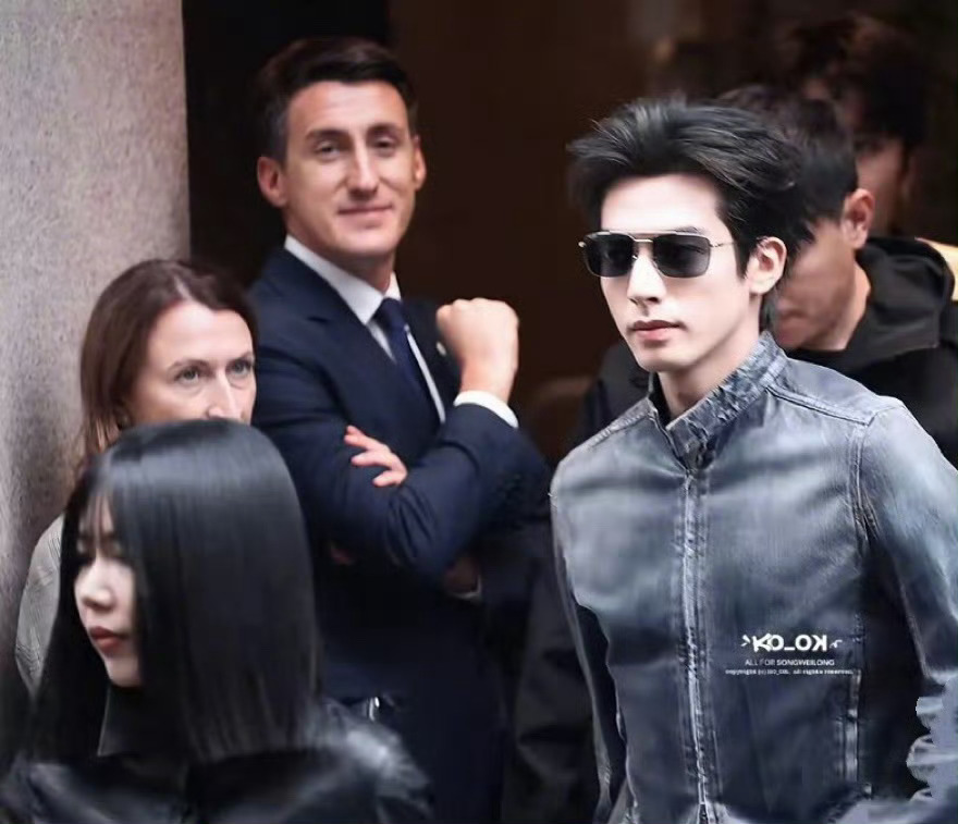 外国人看宋威龙的眼神宋威龙把外国人吊成翘嘴了不止国内粉丝沦陷，海外观众同样抵挡不