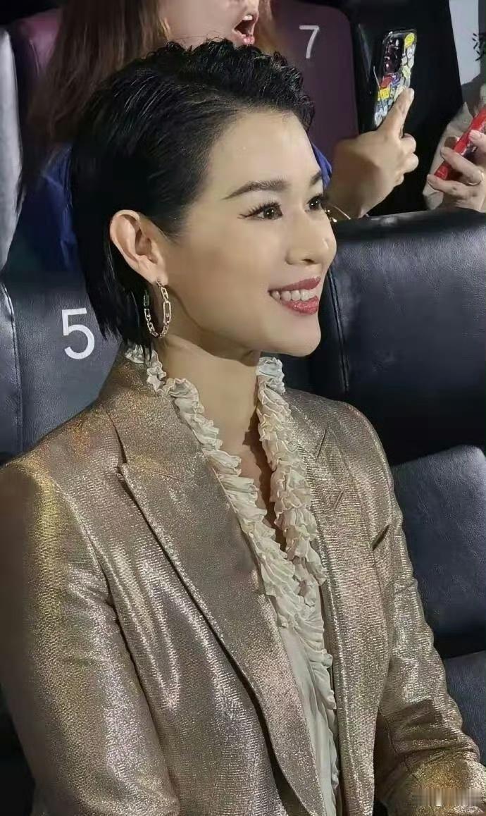 真奇怪！“最丑港姐”胡杏儿正脸一般，侧脸却像是在拍时尚大片 