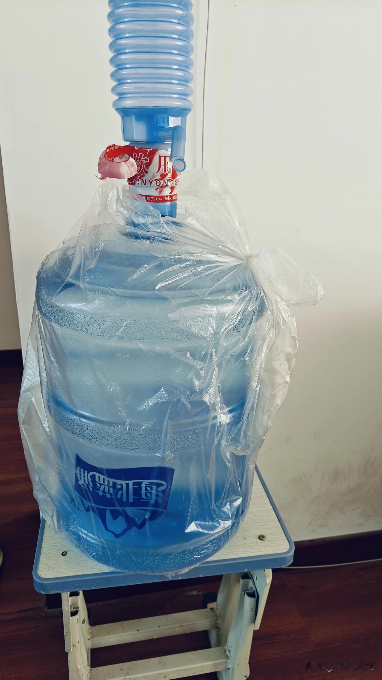 前人栽树后人乘凉，上一位老师留在宿舍的水桶，今天我联系送水的师傅把水换上了，一桶