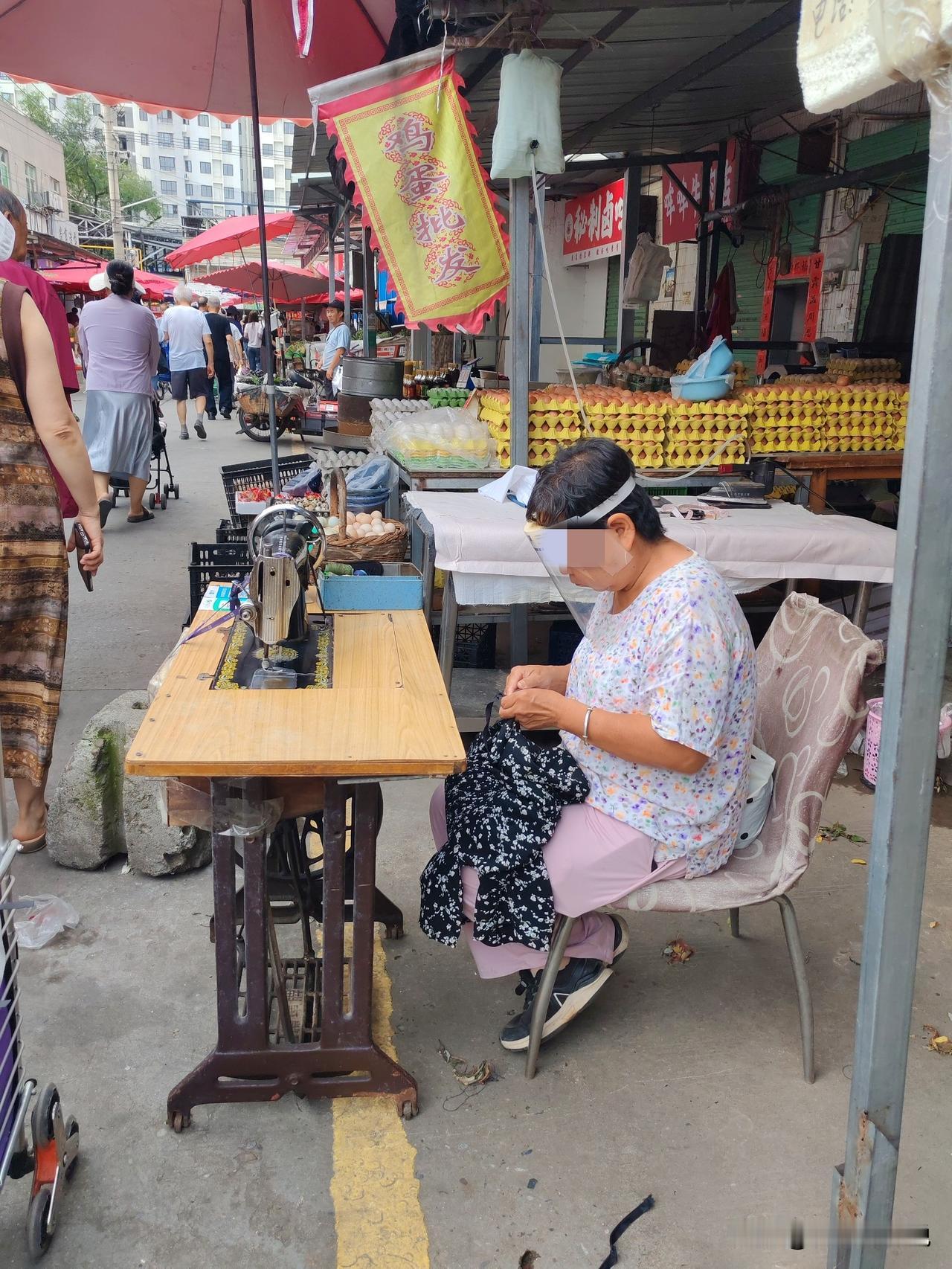 老裁缝收费有点意外
6月30日，坐标西安。最近我家附近的早市上来了做零活的裁缝，