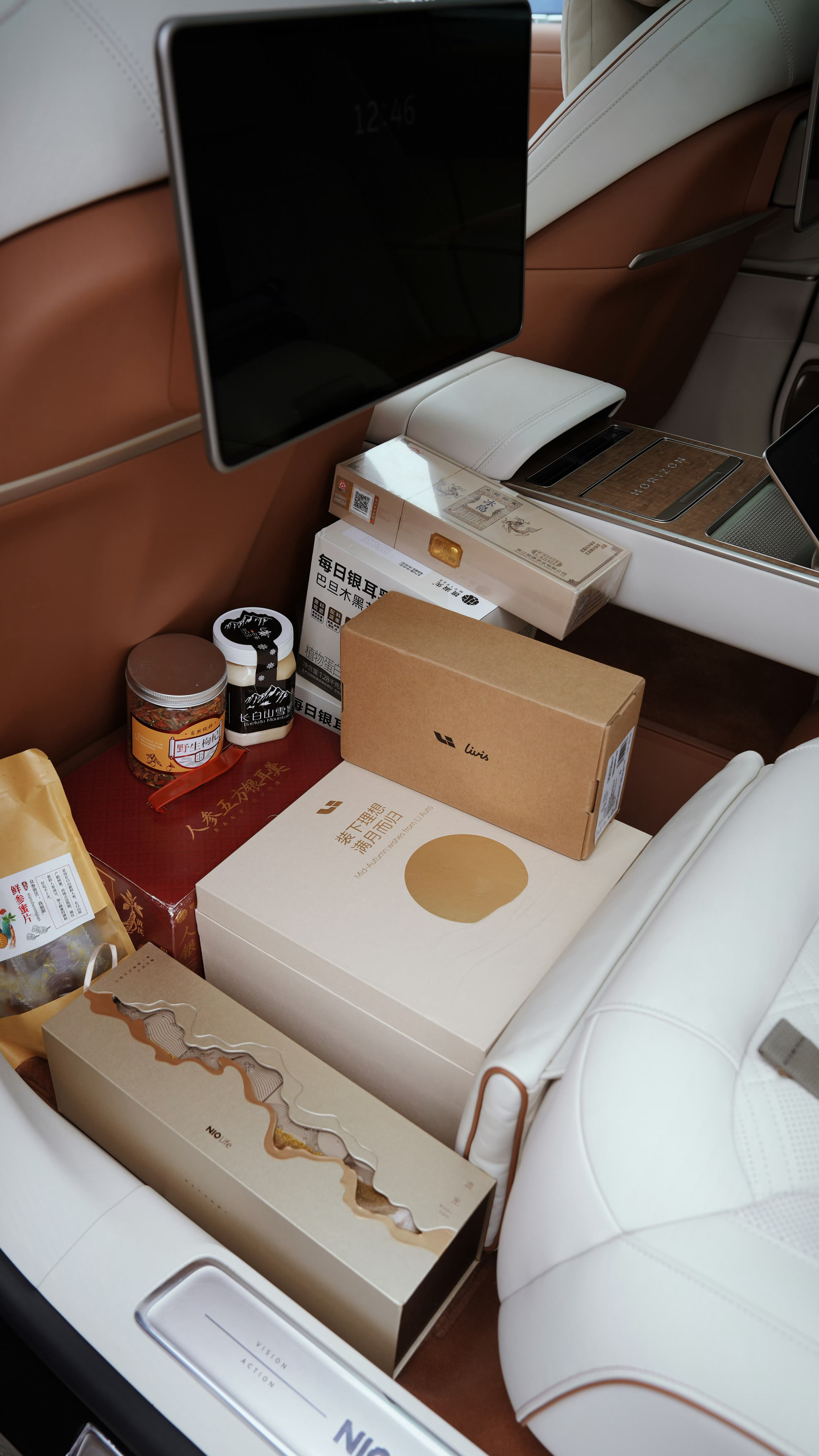 月初收到一堆快递，里面有好几箱银耳乳银耳羹，我当时带藏獒都没找着谁送的，后来才知