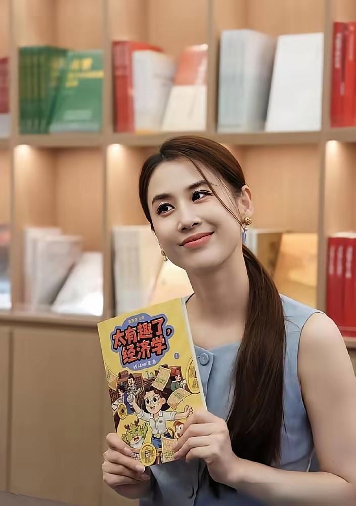 43岁的黄圣依，终于还是花了75万，活成了她妈想要的样子。年轻时，妈妈劝她学经济