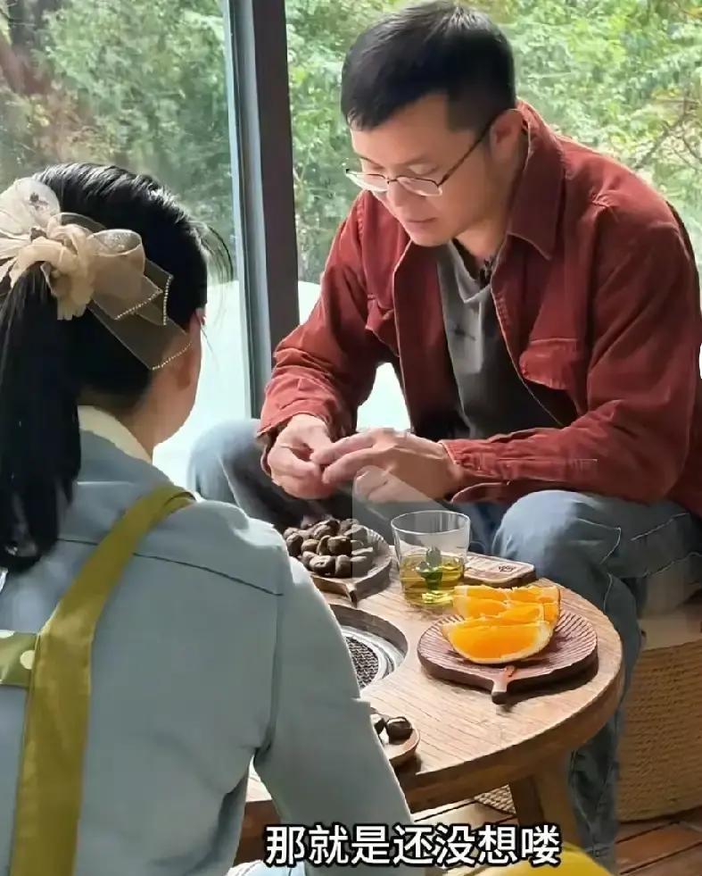 金哥直播镜头一甩，红姐“赖着不走”的暗示直接炸锅。
这哪是直播事故，分明是逼宫！