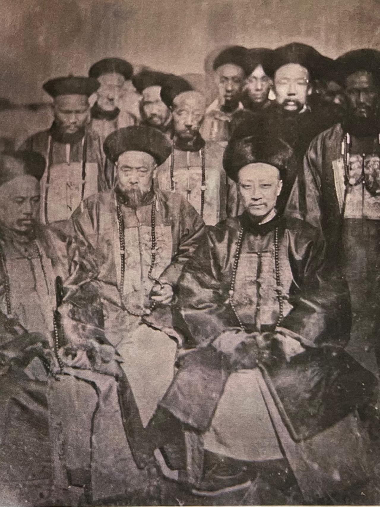 前排右一为湘军大佬胡林翼，一副精明强悍、睥睨天下的架势，居中者为湘军集团另一大佬